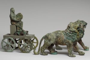 Statuette romaine en bronze de Cybèle sur un chariot tiré par des lions, 2e siècle -MET, 97.22.24 (Wikimedia)