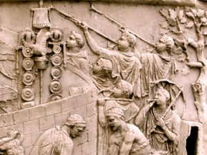 Des 'tubicenes' sur la colonne d'Hadrien (photo wikimedia)